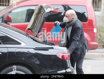 23 marzo 2021, Turingia, Gera: Wolfgang Tiefensee (SPD), Ministro dell'Economia in Turingia, prende i documenti dal tronco della sua auto ufficiale alla campagna di piantagione di alberi in onore della X Biennale di Höhler. Foto: Bodo Schackow/dpa-Zentralbild/dpa Foto Stock