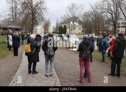 23 marzo 2021, Thuringia, Gera: I partecipanti si levano intorno ad un 'albero della corda giapponese' all'evento di piantagione dell'albero in onore della decima Biennale della Grotta. Foto: Bodo Schackow/dpa-Zentralbild/dpa Foto Stock