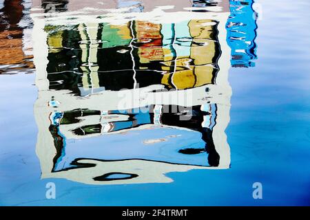 Riflessioni di una casa galleggiante ad Amsterdam, Nterlands. Foto Stock
