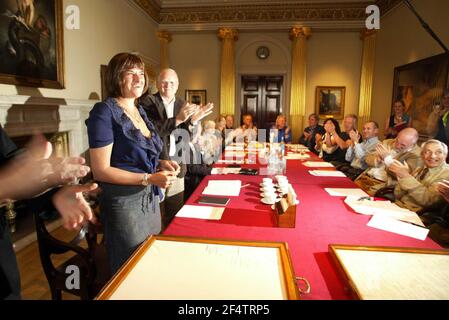 Tracy Emin assume ufficialmente il suo ruolo di Accademico Firmando il rotolo di obbligo alla Royal Academy Di Arte a Londra pic David Sandison Foto Stock