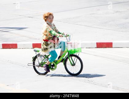 SAMUT PRAKAN, THAILANDIA, 19 2020 LUGLIO, UNA donna corre in bicicletta sulla strada soleggiata Foto Stock