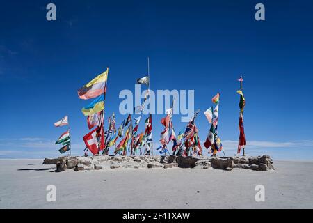 Raccolta di bandiere internazionali sul salar de Uyuni nell'altiplano della Bolivia, al Dakar Monument, Sud America Foto Stock