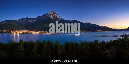 Il villaggio di Savines-le-Lac e Serre-Poncon Lago in estate con Grand Morgon picco al crepuscolo. Hautes-Alpes, Alpi, Francia Foto Stock