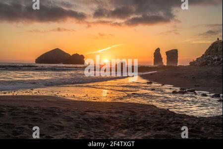 Tramonto, a Mosteiros Beach, Isola di São Miguel, Azzorre, Portogallo Foto Stock