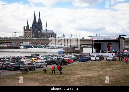 IG Metall (Unione industriale dei lavoratori metalmeccanici) monito rally lo sciopero il 17 marzo 2021 sulle rive del Reno nel distretto di Deutz, i partecipanti rimangono Foto Stock