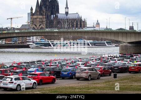 IG Metall (Unione industriale dei lavoratori metalmeccanici) monito rally lo sciopero il 17 marzo 2021 sulle rive del Reno nel distretto di Deutz, i partecipanti rimangono Foto Stock