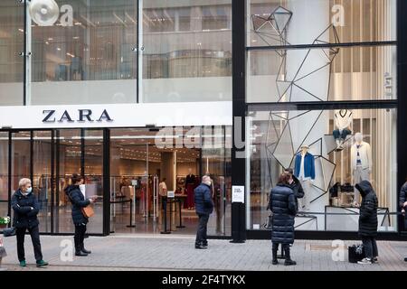 Corona Lockdown, 18 marzo. 2021. Negozio di moda Zara sulla via dello shopping Schildergasse, i clienti sono in attesa di ritirare le merci che hanno ordinato online Foto Stock