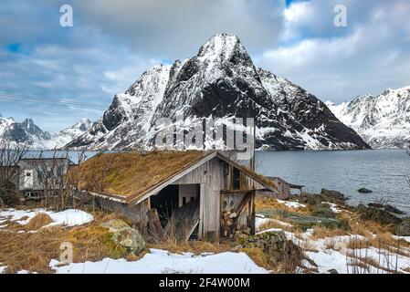 Paesaggio panoramico con Reine villaggio, costa natura con forte alta montagna in inverno Lofoten isole Norvegia Nord. Destinazione del viaggio. Foto Stock