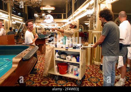 ETHAN COEN e JOEL COEN in THE LADYKILLER (2004), regia DI ETHAN COEN e JOEL COEN. CREDIT: TOUCHSTONE PICTURES/JACOBSON COMPANY / GORDON, MELINDA SUE / ALBUM Foto Stock