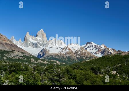 Il Monte Fitzroy è un'alta e caratteristica vetta montana nell'Argentina meridionale, Patagonia, in Sud America e una popolare destinazione di viaggio per escursioni a piedi Foto Stock