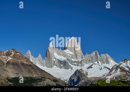 Il Monte Fitzroy è un'alta e caratteristica vetta montana nell'Argentina meridionale, Patagonia, in Sud America e una popolare destinazione di viaggio per escursioni a piedi Foto Stock