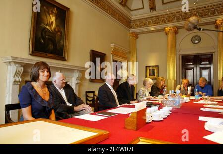 Tracy Emin assume ufficialmente il suo ruolo di Accademico Firmando il rotolo di obbligo alla Royal Academy Di Arte a Londra pic David Sandison Foto Stock