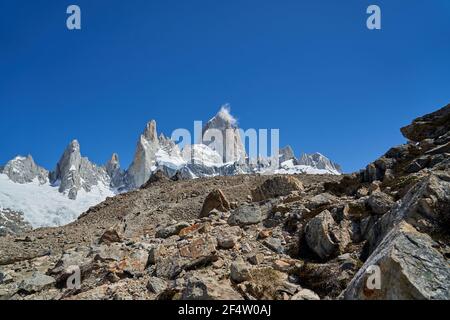 Il Monte Fitzroy è un'alta e caratteristica vetta montana nell'Argentina meridionale, Patagonia, in Sud America e una popolare destinazione di viaggio per escursioni a piedi Foto Stock