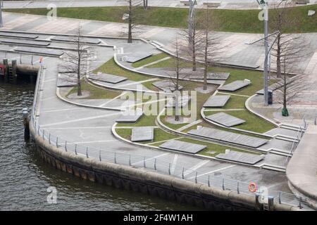 Amburgo, Germania. 23 marzo 2021. Vista delle terrazze Marco Polo a Grasbrookhafen in Hafenity durante una visita al cantiere della lussuosa torre residenziale "la Corona" a Strandkai. Credit: Christian Charisius/dpa/Alamy Live News Foto Stock