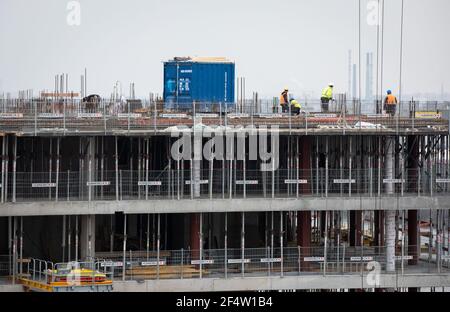 Amburgo, Germania. 23 marzo 2021. Lavoratori in cemento durante i lavori di casseforme presso il cantiere Strandkai di Grasbrookhafen in Hafencity. Credit: Christian Charisius/dpa/Alamy Live News Foto Stock