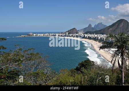 Paesaggio con vista panoramica sulla spiaggia di Copacabana vista da Mureta do Leme a Rio de Janeiro, Brasile. Foto Stock