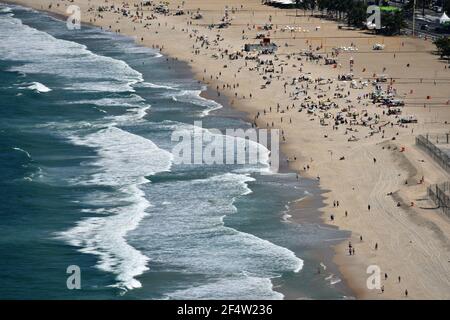 Paesaggio con vista panoramica sulla spiaggia di Copacabana vista da Mureta do Leme a Rio de Janeiro, Brasile. Foto Stock