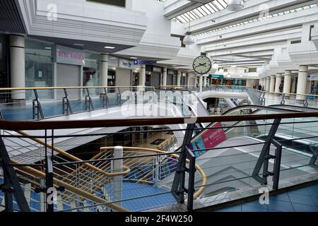 All'interno di un grande centro commerciale normalmente occupato quasi vuoto a metà pomeriggio fine settimana con negozi chiusi durante la chiusura a causa della pandemia Covid-19, Regno Unito Foto Stock