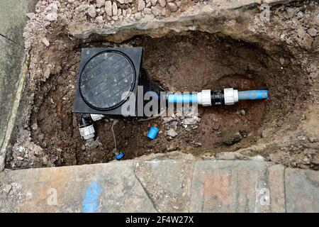 Rubinetto e misuratore di acqua instillazione in pavimentazione con nuovo tubo in plastica, Regno Unito Foto Stock