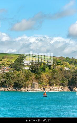 Kingswear Castello che custodisca la foce dell'estuario di Dart a Devon, in Inghilterra, visto dal Castello di Dartmouth Foto Stock