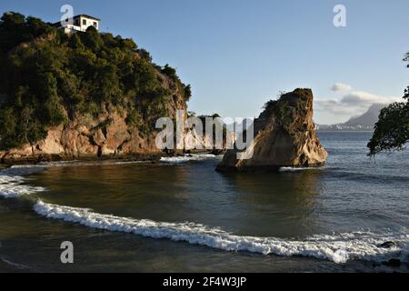 Paesaggio con vista panoramica sulla baia di Guanabara e Ilha da Boa Viagem a Rio de Janeiro, Brasile. Foto Stock