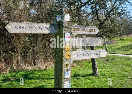 Waymarker post presso lo Shropshire Hills Discovery Center, Craven Arms, Shropshire Foto Stock