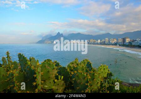 Paesaggio con vista panoramica sulla spiaggia di Copacabana vista da Mureta do Leme a Rio de Janeiro, Brasile. Foto Stock