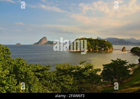 Seascape con vista panoramica della Baia di Guanabara e Ilha da Boa Viagem a Rio de Janeiro, Brasile. Foto Stock