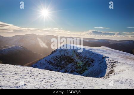 Guardando verso le campane di Buttermere dalla collina di Crag nel Lake District, Regno Unito. Foto Stock