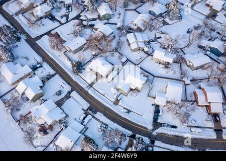 street in una zona residenziale di Fort Collins nel nord del Colorado dopo una forte tempesta di neve, vista aerea del tardo inverno o delle prime sorgenti Foto Stock