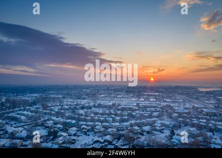 alba sulla città di Fort Collins dopo una forte tempesta di neve, vista aerea del tardo inverno o delle prime sorgenti Foto Stock