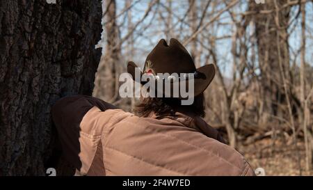 Cowgirl indossando il cappello da cowboy appoggiato su di recinzione,  guardando lontano, Enterprise, Oregon, Stati Uniti, America del Nord Foto  stock - Alamy