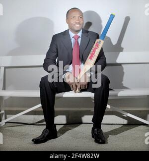 BRIAN LARA NEL MUSEO DEI SIGNORI, DOVE SI TROVA UNA MOSTRA DELLA SUA VITA CRICKETING. BRIAN LARA CON IL BAT HA TOTALIZZATO 400 CON AD ANTIGUA NEL 2004 PER SOSTENERE LE PROVE DA RECORD DEL MONDO. 14/5/07 FOTO DAVID ASHDOWN Foto Stock