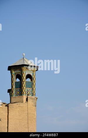 Moschea di Nasir-ol-molk ("moschea rosa") costruita durante la dinastia Qajar, Shiraz, Iran. Un minareto. Foto Stock