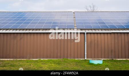 Hannover, Germania. 23 marzo 2021. Un impianto fotovoltaico su un tetto genera elettricità. Con l'obbligo di produrre energia solare su grandi tetti commerciali e più aree per turbine eoliche, anche nelle foreste, lo stato della bassa Sassonia ora vuole accelerare l'espansione delle energie rinnovabili. Il cabinet ha impostato il corso per entrambi i progetti martedì. Credit: Julian Stratenschulte/dpa/Alamy Live News Foto Stock