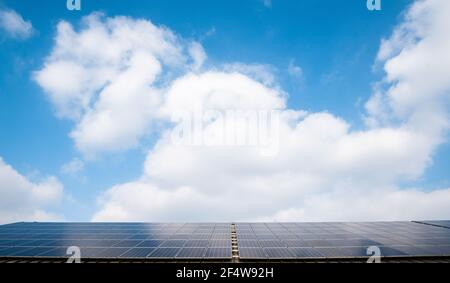 Hannover, Germania. 23 marzo 2021. Un impianto fotovoltaico su un tetto genera elettricità. Con l'obbligo di produrre energia solare su grandi tetti commerciali e più aree per turbine eoliche, anche nelle foreste, lo stato della bassa Sassonia ora vuole accelerare l'espansione delle energie rinnovabili. Il cabinet ha impostato il corso per entrambi i progetti martedì. Credit: Julian Stratenschulte/dpa/Alamy Live News Foto Stock