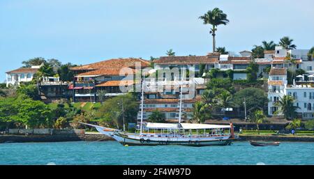 Paesaggio con vista di un tradizionale giro turistico Schooner sulle acque di Armação dos Búzios, la rinomata località turistica di Rio de Janeiro, Brasile. Foto Stock