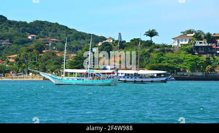 Paesaggio con vista di un tradizionale giro turistico Schooner sulle acque di Armação dos Búzios, la rinomata località turistica di Rio de Janeiro, Brasile. Foto Stock