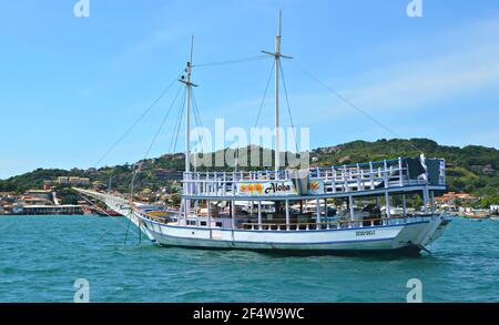 Paesaggio con vista di un tradizionale giro turistico Schooner sulle acque di Armação dos Búzios, la rinomata località turistica di Rio de Janeiro, Brasile. Foto Stock