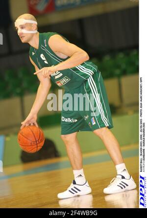 BASKET BALL - STAGIONE 2005-2006 - 28/09/2005 - PHOTO : JEAN-MARC MOUCHET / DPI ASVEL VILLEURBANNE - HAROLD MZAREK (SUI) Foto Stock