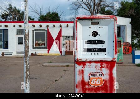 Adrian, Texas - 9 luglio 2014: Una vecchia pompa a gas presso una stazione di servizio lungo la storica Route 66 nella città di Adrian, Texas. Foto Stock