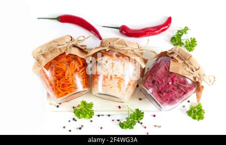 Verdure sane fermentate fatte in casa su sfondo isolato vista dall'alto Foto Stock