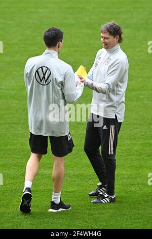 Duesseldorf, Germania. 23 marzo 2021. Marcus Sorg (Germania) e Nicklas Dietrich (allenatore di fitness) preparano l'allenamento. GES/Fussball/DFB-Training Duesseldorf, Die Team, 23.03.2021 Calcio: Formazione, pratica nazionale tedesca, Dusseldorf, 23 marzo 2021 | utilizzo nel mondo Credit: dpa/Alamy Live News Foto Stock