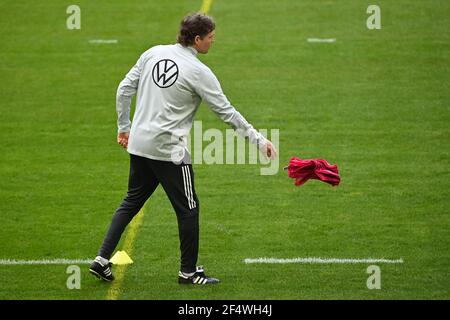 Duesseldorf, Germania. 23 marzo 2021. L'assistente tecnico della DFB Marcus Sorg (Germania) prepara la formazione. GES/Fussball/DFB-Training Duesseldorf, Die Team, 23.03.2021 Calcio: Formazione, pratica nazionale tedesca, Dusseldorf, 23 marzo 2021 | utilizzo nel mondo Credit: dpa/Alamy Live News Foto Stock