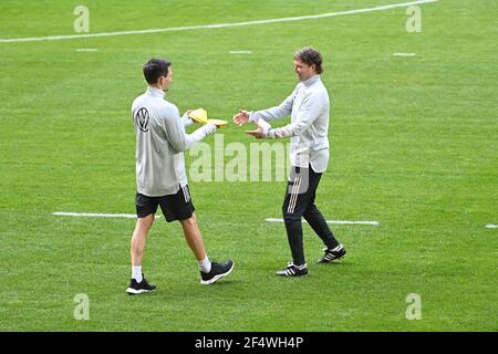 Duesseldorf, Germania. 23 marzo 2021. Marcus Sorg (Germania) e Nicklas Dietrich (allenatore di fitness) preparano l'allenamento. GES/Fussball/DFB-Training Duesseldorf, Die Team, 23.03.2021 Calcio: Formazione, pratica nazionale tedesca, Dusseldorf, 23 marzo 2021 | utilizzo nel mondo Credit: dpa/Alamy Live News Foto Stock