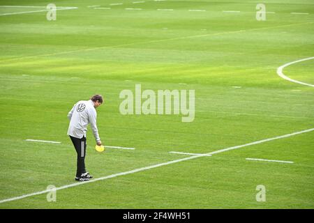 Duesseldorf, Germania. 23 marzo 2021. L'assistente tecnico della DFB Marcus Sorg (Germania) prepara la formazione. GES/Fussball/DFB-Training Duesseldorf, Die Team, 23.03.2021 Calcio: Formazione, pratica nazionale tedesca, Dusseldorf, 23 marzo 2021 | utilizzo nel mondo Credit: dpa/Alamy Live News Foto Stock