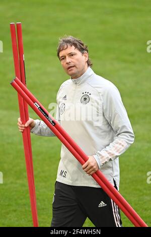 Duesseldorf, Germania. 23 marzo 2021. L'assistente tecnico della DFB Marcus Sorg (Germania) prepara la formazione. GES/Fussball/DFB-Training Duesseldorf, Die Team, 23.03.2021 Calcio: Formazione, pratica nazionale tedesca, Dusseldorf, 23 marzo 2021 | utilizzo nel mondo Credit: dpa/Alamy Live News Foto Stock