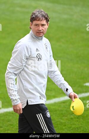 Duesseldorf, Germania. 23 marzo 2021. L'assistente tecnico della DFB Marcus Sorg (Germania) prepara la formazione. GES/Fussball/DFB-Training Duesseldorf, Die Team, 23.03.2021 Calcio: Formazione, pratica nazionale tedesca, Dusseldorf, 23 marzo 2021 | utilizzo nel mondo Credit: dpa/Alamy Live News Foto Stock