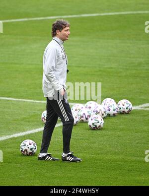 Duesseldorf, Germania. 23 marzo 2021. L'assistente tecnico del DFB Marcus Sorg prepara l'allenamento. GES/Fussball/DFB-Training Duesseldorf, Die Team, 23.03.2021 Calcio: Formazione, pratica nazionale tedesca, Dusseldorf, 23 marzo 2021 | utilizzo nel mondo Credit: dpa/Alamy Live News Foto Stock