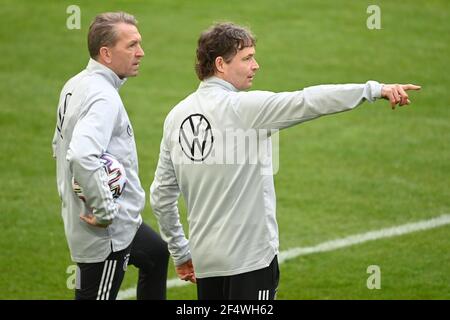 Marcus Sorg (Germania), assistente del DFB, in conversazione con Andreas Koepke (Germania). GES/Fussball/DFB-Training Duesseldorf, Die Team, 23.03.2021 Calcio: Formazione, pratica nazionale tedesca, Dusseldorf, 23 marzo 2021 | utilizzo in tutto il mondo Foto Stock